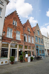 Naklejka premium Maisons historiques en briques dans la vieille ville médiévale de Bruges, Belgique. Province de Flandre occidentale, Belgique. Paysage urbain de Bruges.