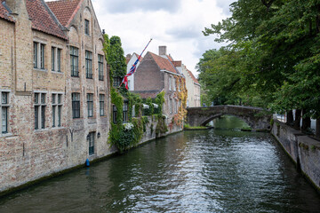 Fototapeta premium Maisons historiques en briques et son canal dans la vieille ville médiévale de Bruges, Belgique. Province de Flandre occidentale, Belgique. Paysage urbain de Bruges.