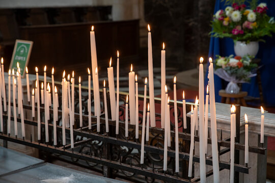 Ensemble de cierges allum&eacute;es sur un autel de pri&egrave;res. Lumi&egrave;re dor&eacute;e de la flamme de la bougie. Notre-Dame-de-l'Immacul&eacute;e-Conception de Boulogne-sur-Mer.