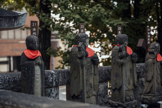 Tokyo Temple Statues