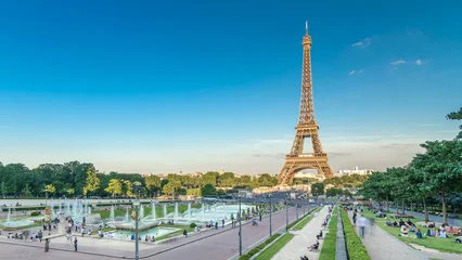 Ingelijste posters Eiffeltoren Sunset view of Eiffel Tower timelapse with fountain in Jardins du Trocadero in Paris, France.  © HyperlapsePro