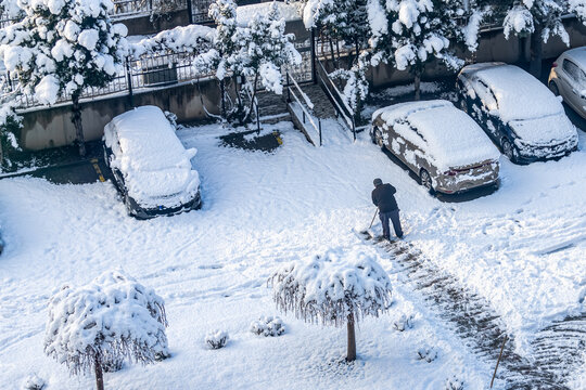 A photo from a snowy period. Trees and vehicles are covered in snow. Snow is being cleared from the ground. T&uuml;rkiye, Bursa, January 19, 2022.