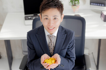 金貨を持ったビジネスマン