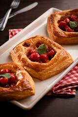 massa foliada, tomate, manjericão,marguerita , massa crocante ,massa de croissant 
