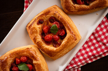 massa foliada, tomate, manjericão,marguerita , massa crocante ,massa de croissant 