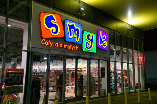 Sklep Smyk w nocy, podświetlone logo na froncie sklepu: Legnica, Dolny Śląsk, Polska - 8 grudzień 2025 r.