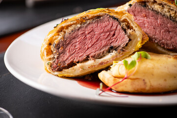 Bife Wellington ,bife de filé revestido com patê e duxelles, massa folhada e assado delicioso filet mignon