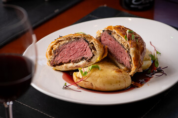Bife Wellington ,bife de filé revestido com patê e duxelles, massa folhada e assado delicioso filet mignon