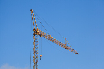 Oranger Baukran, Blauer Himmel, Bremen, Deutschland