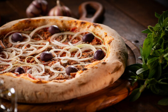 alimento, refei&ccedil;&atilde;o, vinho, restaurante, queijo, prato, branco, massa, mesa, delicioso, culin&aacute;ria, verde, saud&aacute;vel, tomate , pizza , pizzas varios sabores , 4 queijo, cebola, azeitonas pretas, azeite ,