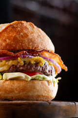 pao bola , pao frances , hamburguer , burguer , hamburgueria , tomate , alface , no posnto, delicioso , crocante , pao crocante , queijoderretendo,