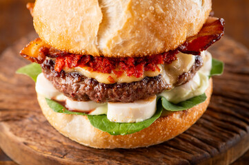 pao bola , pao frances , hamburguer , burguer , hamburgueria , tomate , alface , no posnto, delicioso , crocante , pao crocante , queijoderretendo,