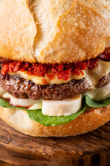 pao bola , pao frances , hamburguer , burguer , hamburgueria , tomate , alface , no posnto, delicioso , crocante , pao crocante , queijoderretendo,