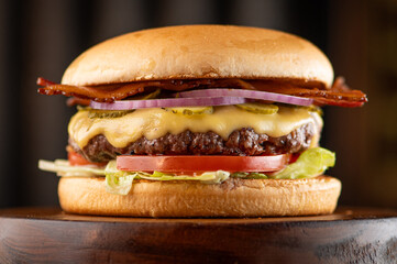 pao bola , pao frances , hamburguer , burguer , hamburgueria , tomate , alface , no posnto, delicioso , crocante , pao crocante , queijoderretendo,