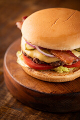 pao bola , pao frances , hamburguer , burguer , hamburgueria , tomate , alface , no posnto, delicioso , crocante , pao crocante , queijoderretendo,