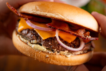 pao bola , pao frances , hamburguer , burguer , hamburgueria , tomate , alface , no posnto, delicioso , crocante , pao crocante , queijoderretendo,