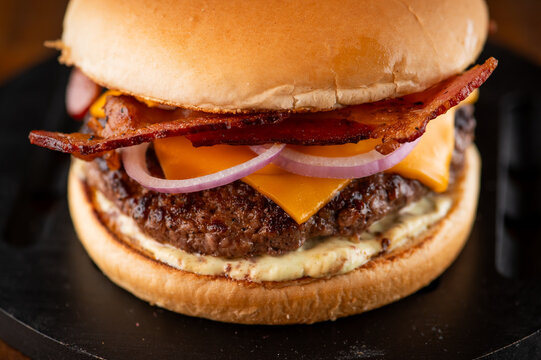 pao bola , pao frances , hamburguer , burguer , hamburgueria , tomate , alface , no posnto, delicioso , crocante , pao crocante , queijoderretendo,