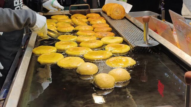 Market visit essential for travel, tourism. Experiencing local delicacies forms market memory. Tourism relies on discovering authentic local delicacies on travel.