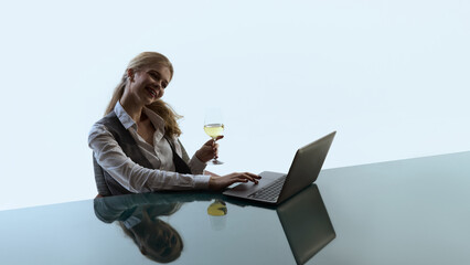 Smiling woman with wine enjoying relaxed online casino play. Concept of lifestyle gambling, simple entertainment and practical onboarding flow for digital casino platforms.