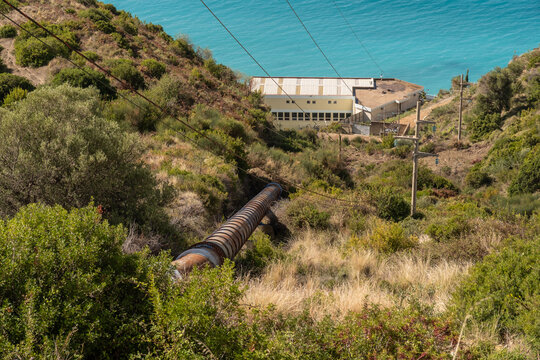 Wasserrohr f&uuml;hrt durch bewachsene H&uuml;gellandschaft zu Kraftwerk, Lukova, Qark Vlora, Albanien
