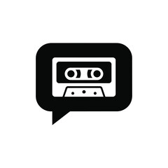 Obraz premium A black and white icon depicting a retro audio cassette tape within a communication speech bubble