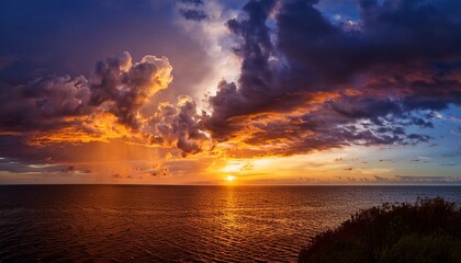 Obraz premium Stunning Sunset With Dramatic Clouds And Vibrant Colors
