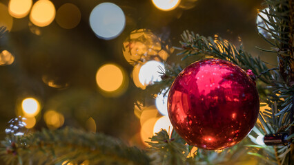 Christbaumkugel am Weihnachtsbaum