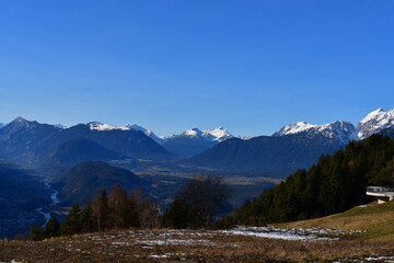 Schöne Landschaft bei Mösern in Tirol mit Blick ins Inntal