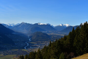 Sch&ouml;ne Landschaft mit Blick ins Inntal bei M&ouml;sern in Tirol