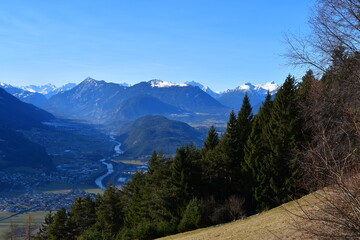 Sch&ouml;ne Landschaft bei M&ouml;sern in Tirol mit Blick zum Inntal