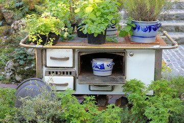 Alter Kohle-Herd im Garten als Dekoration