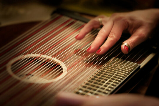 Frau spielt auf Zitter