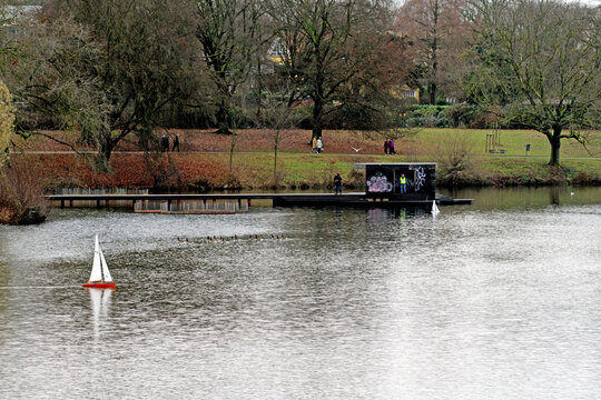 RC-Yachting ferngesteuerter Segelboote am Jorge Pardo-Pier in M&uuml;nster auf dem Aasee