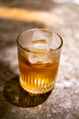 ウイスキーなどの入ったグラス