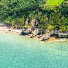 vue a&eacute;rienne de falaises de la c&ocirc;te normande pr&egrave;s de Port-en-Bessin