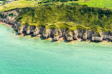 vue a&eacute;rienne de falaises de la c&ocirc;te normande pr&egrave;s de Port-en-Bessin