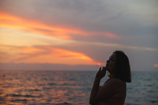 Profile Woman Gazing Sea Sunset Introspective Mood, Soft Rimlight On Cheek, Distant Horizon Blurred, Gentle