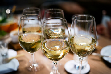 たくさんの白ワイン
