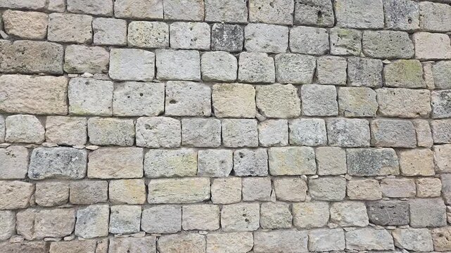 Mur de maison en pierre blanche