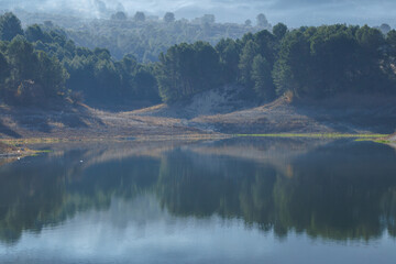 Paisaje con reflejos y Neblina en el Embalse de Beniarres, Espa&ntilde;a