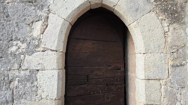 Ouverture d'une porte m&eacute;di&eacute;vale, vieilles portes en bois qui s'ouvrent 