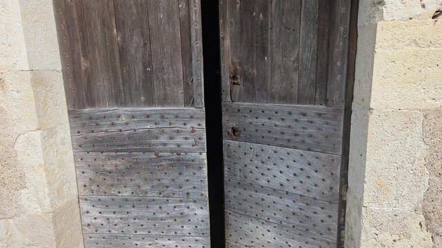 Ouverture d'une porte m&eacute;di&eacute;vale, vieilles portes en bois qui s'ouvrent 