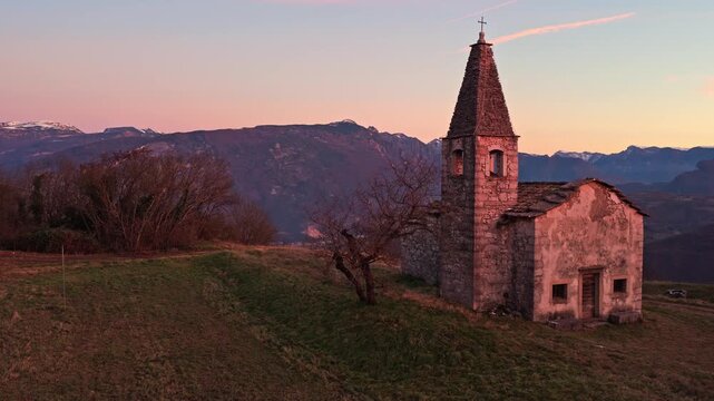 Panorama al tramonto della Chiesa di Sant'Apollonia Vergine e Martire a Manzano in Valle di Gresta in Trentino - Alto Adige