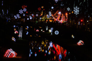 Reflets féeriques des illuminations de Noël à Perpignan