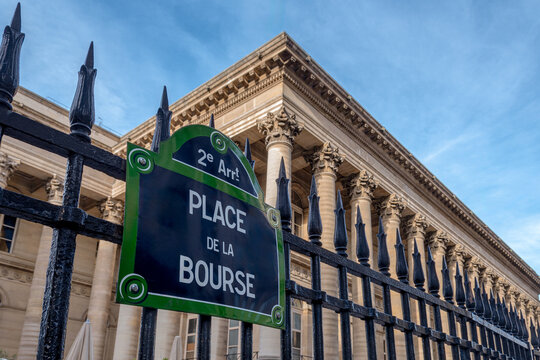 Enseigne de rue parisienne indiquant "Place de la Bourse" plac&eacute;e sur une grille devant le palais Brongniart, ancien si&egrave;ge de la bourse de Paris. Concepts d'investissements et de march&eacute;s financiers