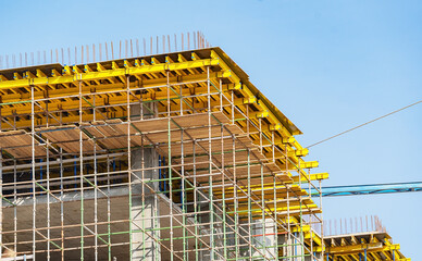 Building crane and building under construction