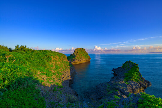 緑の断崖と澄んだ海の対比が印象的な真栄田岬の絶景風景