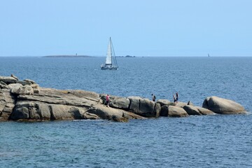 Barco de vela navegando junto a la costa rocosa del Atlántico Norte en el pueblo de Trévignon, Bretaña, Francia  © BestTravelPhoto
