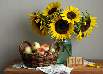 Sunflowers with apples and august 19 wooden calendar