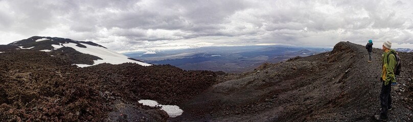 Blick &uuml;ber ein erkaltetes Lavafeld auf den 1491 Meter hohen Vulkan Hekla im S&uuml;den der nordatlantischen Insel Island